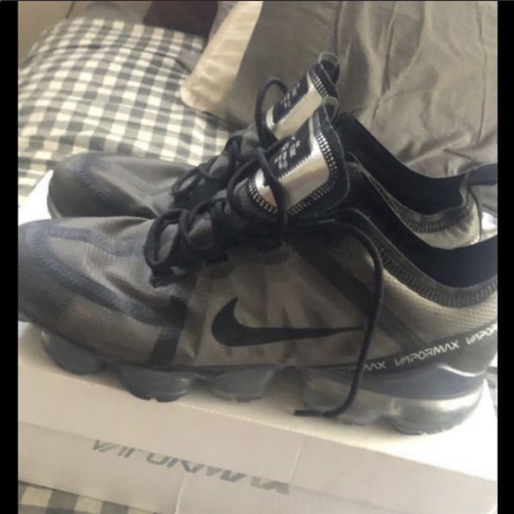 nike vapormaxs - Picture 1 of 2